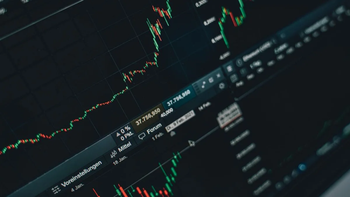 Piyasa Gözlemleri: Dolar ve Euro Sabit Kalırken Gram Altın Yükseldi