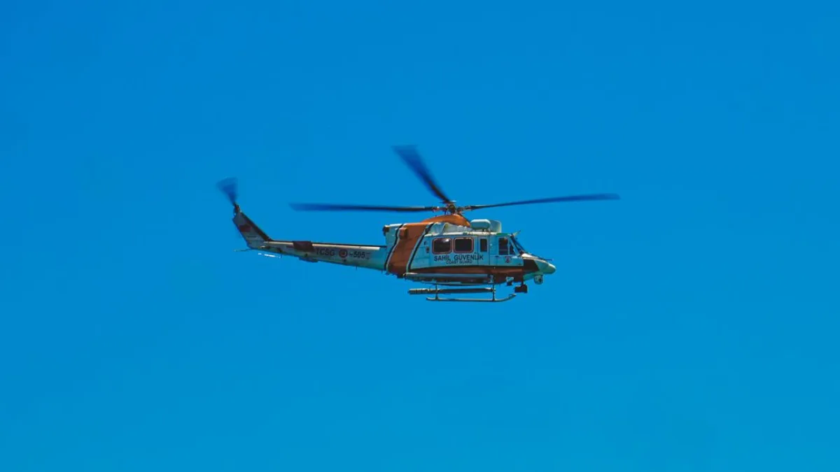 Avcılar'da kayalıklardan düşen kadın yunus polisleri tarafından kurtarıldı