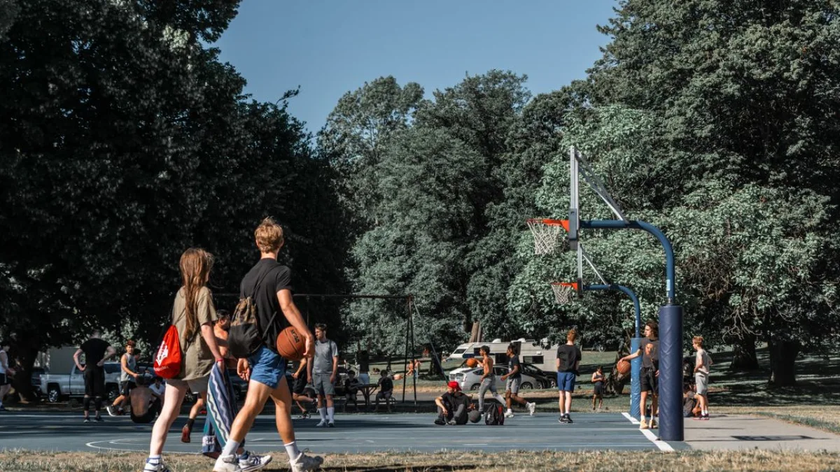 Bakırköy'de parkta uygunsuz davranış sergileyen iki şüpheli gözaltına alındı