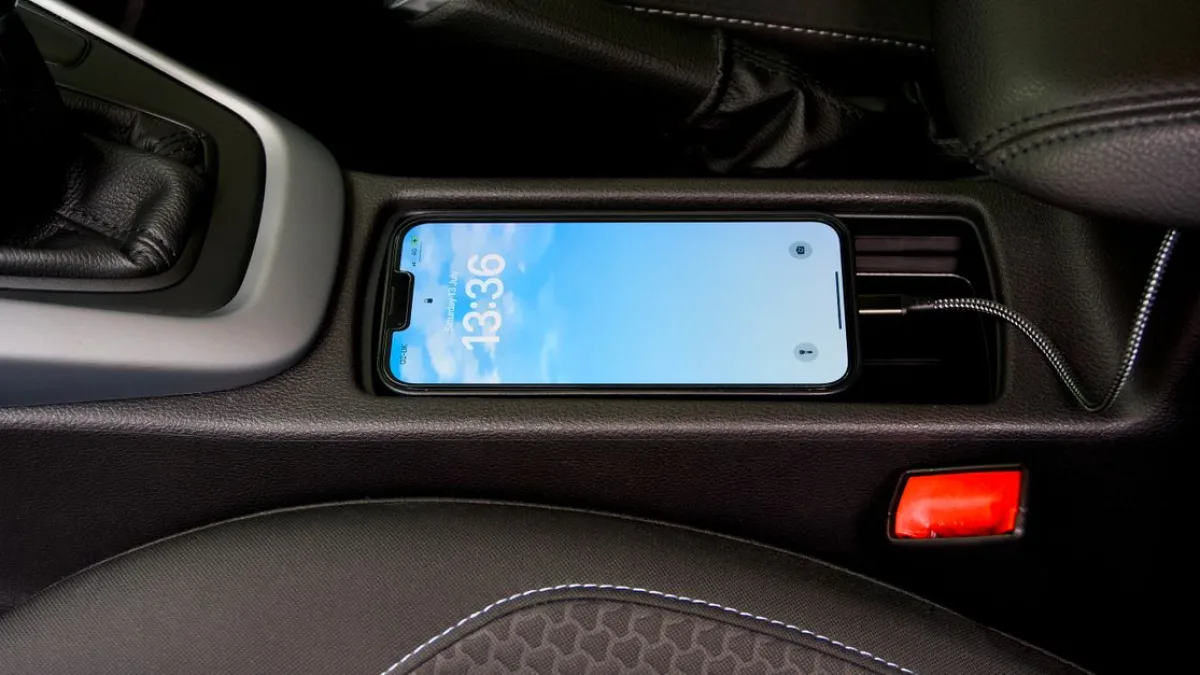 Yaz Aylarında Araç İçinde Telefon Kullanımına Dikkat